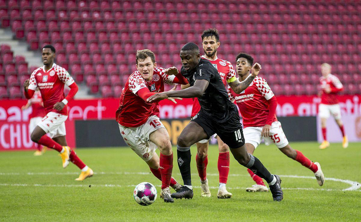 半岛体育官网下载-柏林赫塔主场失利，球迷关注球队下步行动