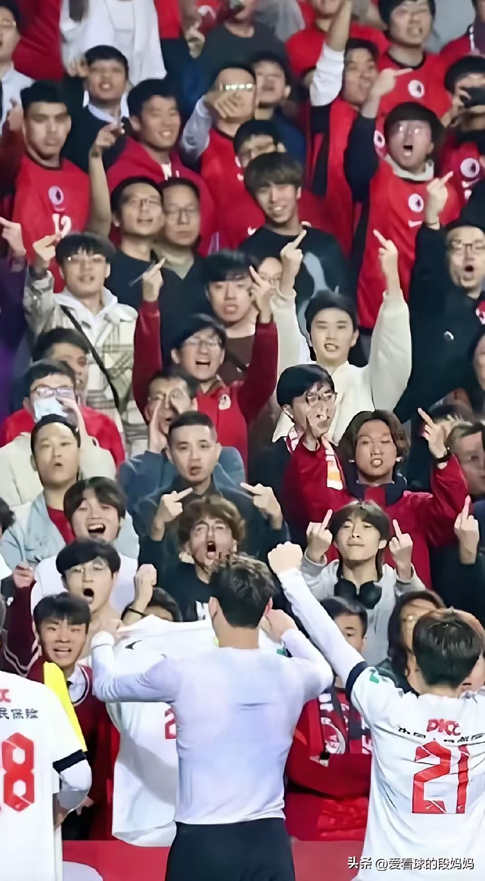 半岛体育平台官网-东西部球队交锋激烈，观众热情助威的简单介绍