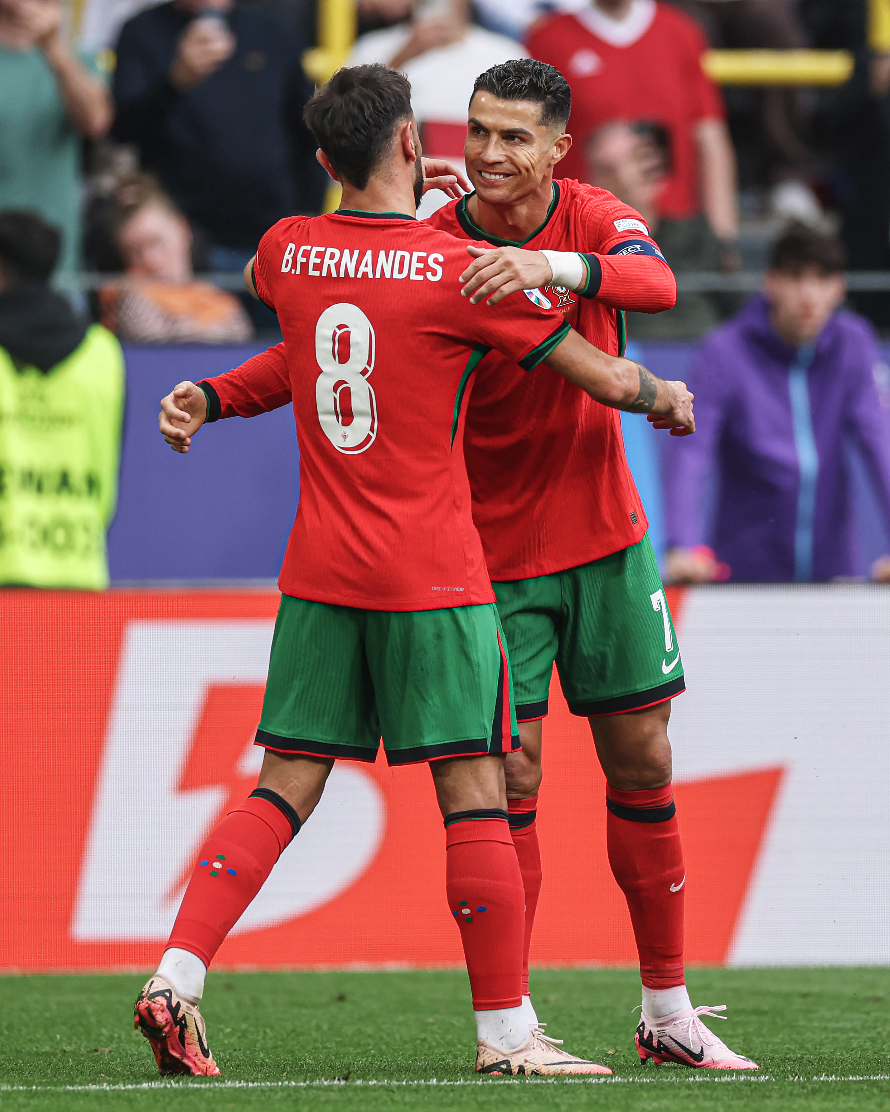 半岛体育登录入口-葡萄牙狂胜晋级，表现让人印象深刻的简单介绍