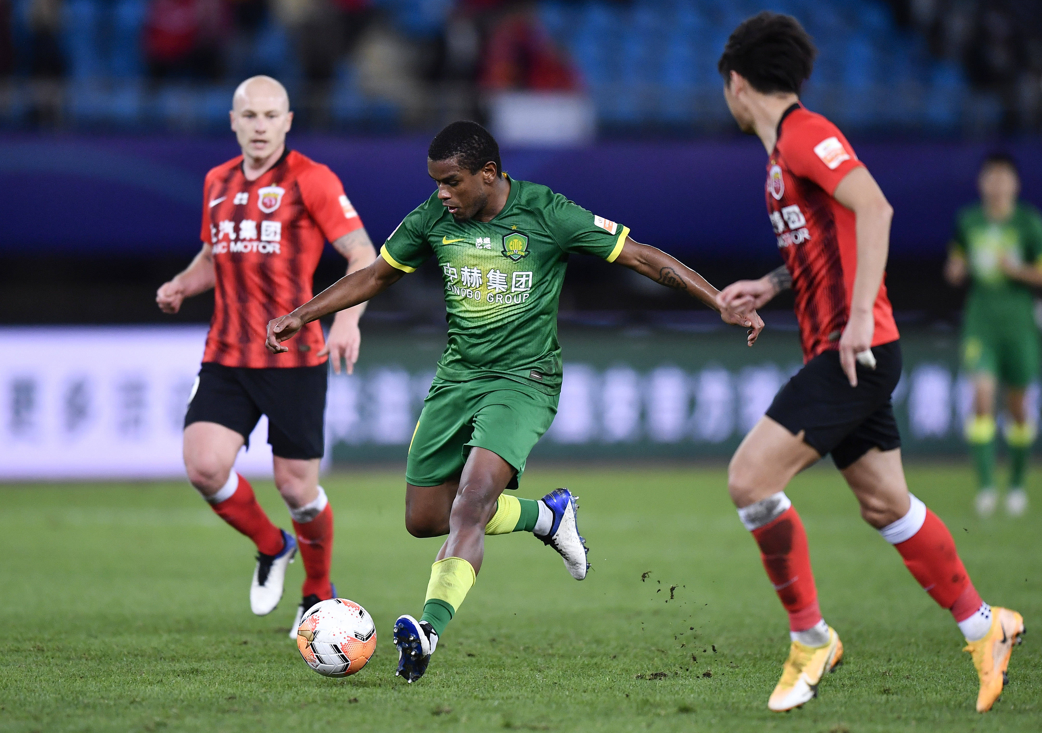 半岛体育官网-北京中赫国安足球队球员展现团队精神的简单介绍