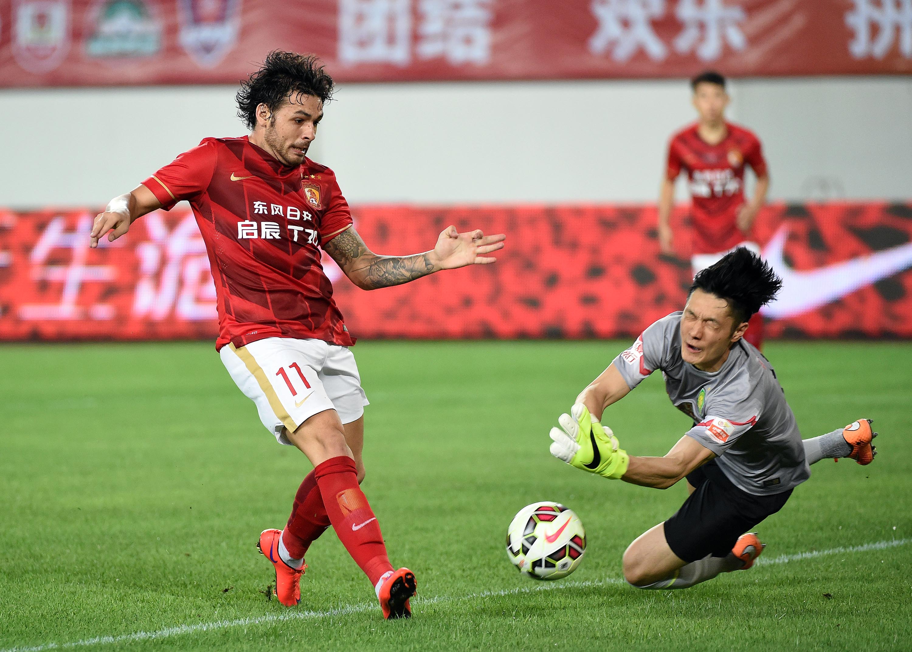 半岛体育登录入口-热门足球球队在赛场上展现出色表现，霸气十足的简单介绍